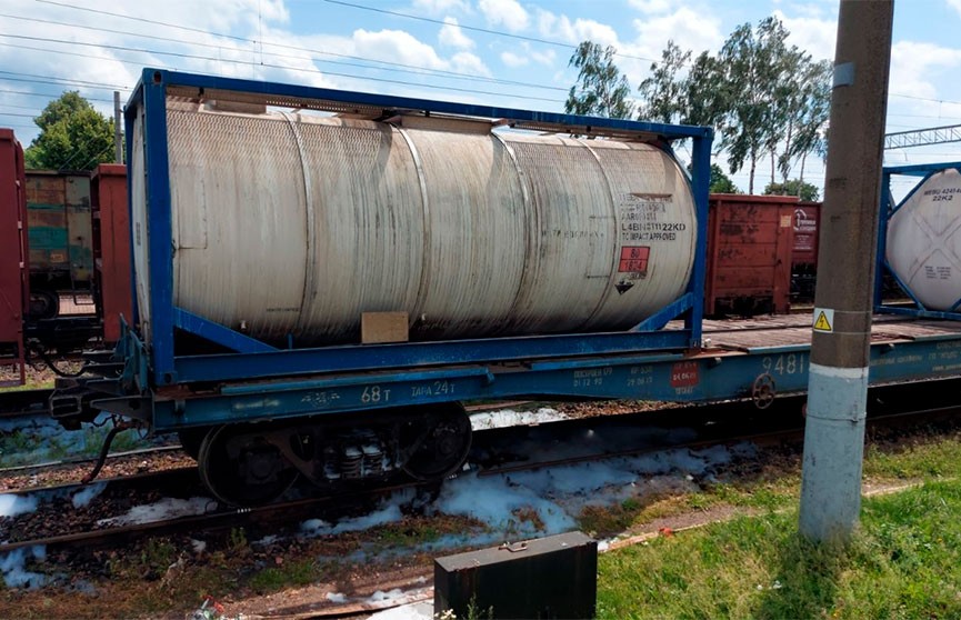 В Смолевичах спасатели ликвидировали утечку едкого натрия из железнодорожной цистерны