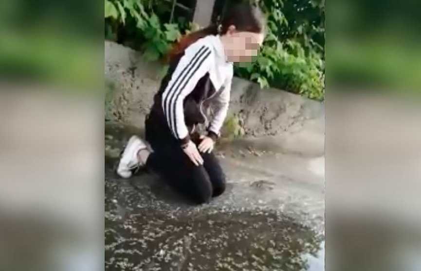 Заставили пить грязную воду из лужи. Ревнивые школьницы поиздевались над девочкой из Алтайского края