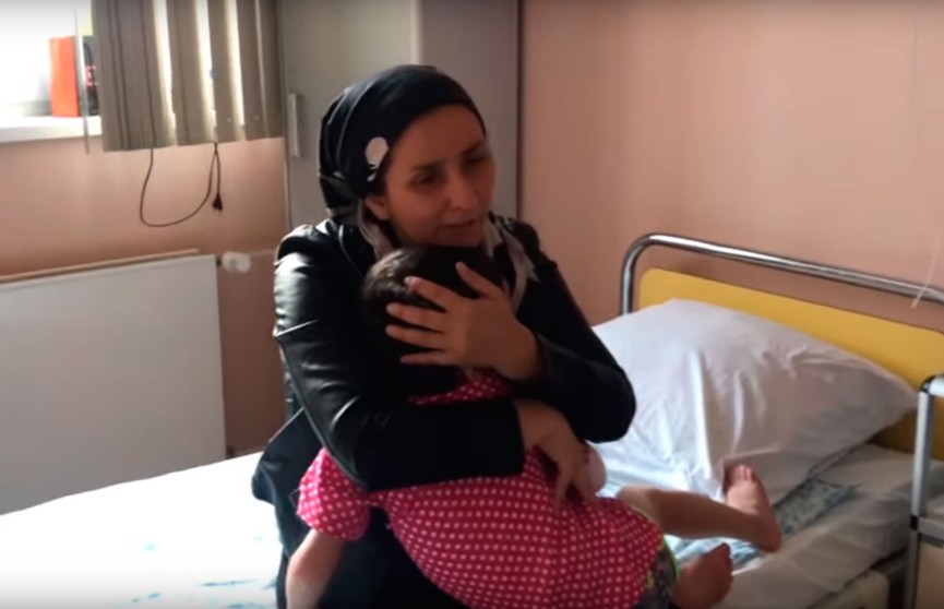 Избитая в Ингушетии девочка встретилась с матерью спустя год после разлуки (ВИДЕО)