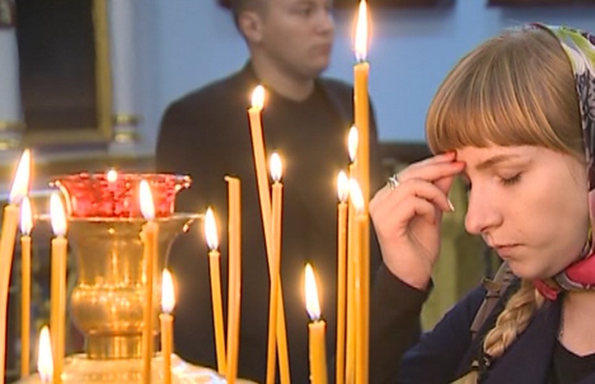 Православные верующие празднуют Успение Богородицы