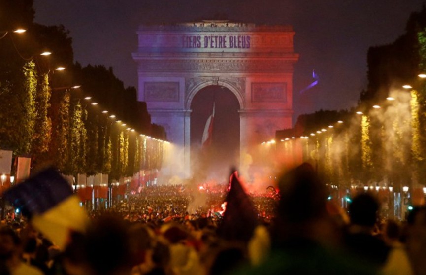 Хулиганы стали разбивать витрины во время празднования победы Франции на ЧМ