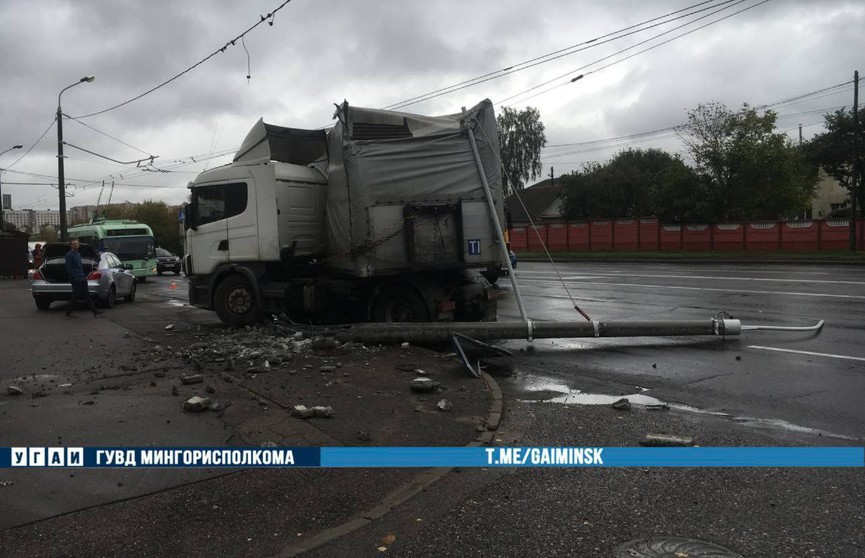 ДТП на улице Денисовской в Минске:  грузовик снес столб – остановлено движение троллейбусов