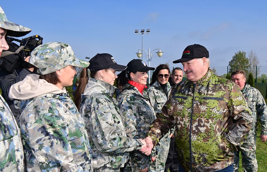 Александр Лукашенко принимает участие в Республиканском субботнике