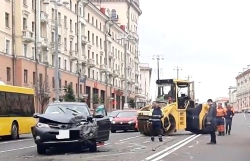 Асфальтоукладочный каток упал с платформы на внедорожник в центре Минска (ВИДЕО)
