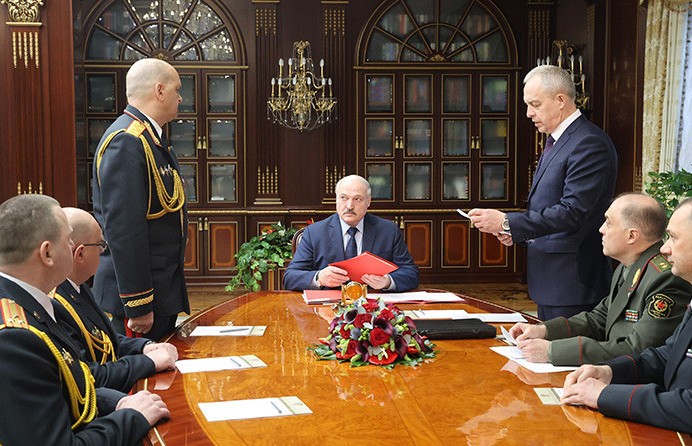 Лукашенко: Церемониться мы не должны, не себя же защищаем, а миллионы белорусов