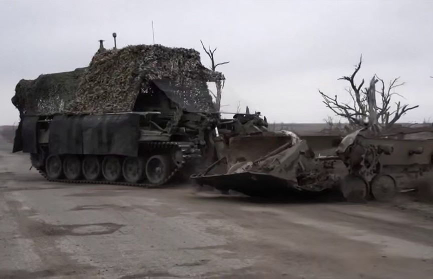 На красноармейском направлении российские военные активно расчищают дороги от остатков техники ВСУ