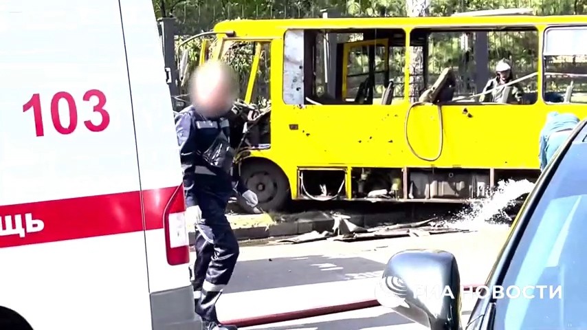 В Донецке ВСУ обстреляли пассажирский автобус. Есть погибшие