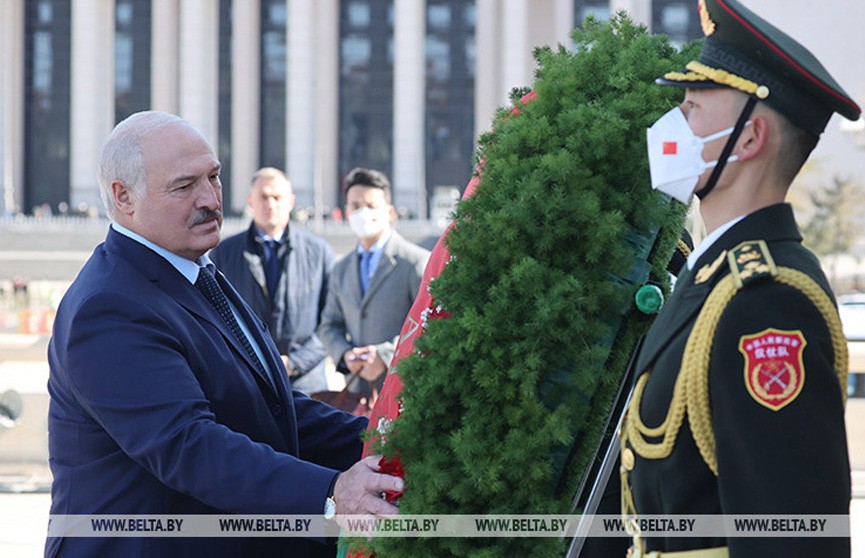 Лукашенко возложил венок к Памятнику народным героям в Пекине