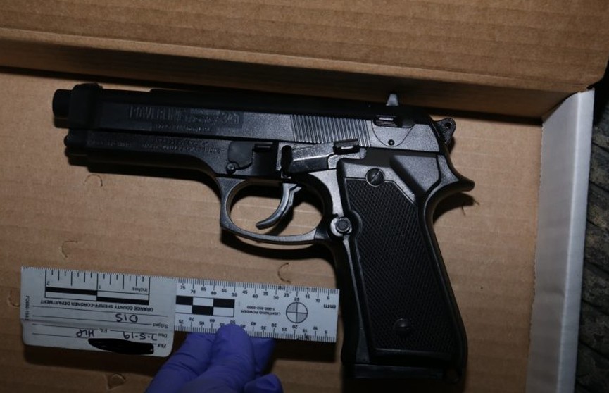 В Калифорнии полицейский выстрелил в девушку-подростка с игрушечным пистолетом в руках