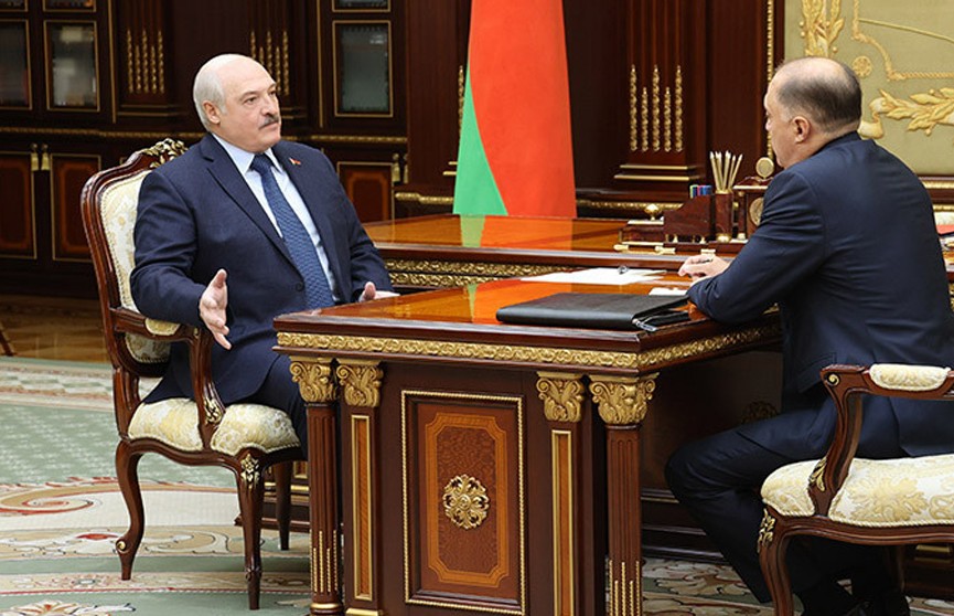 Лукашенко заявил, что через Беларусь никакого удара в спину по российским войскам быть не должно и не будет