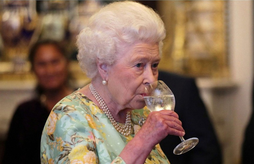 Елизавета II закрывает бар в Букингемском дворце из-за пьянства персонала