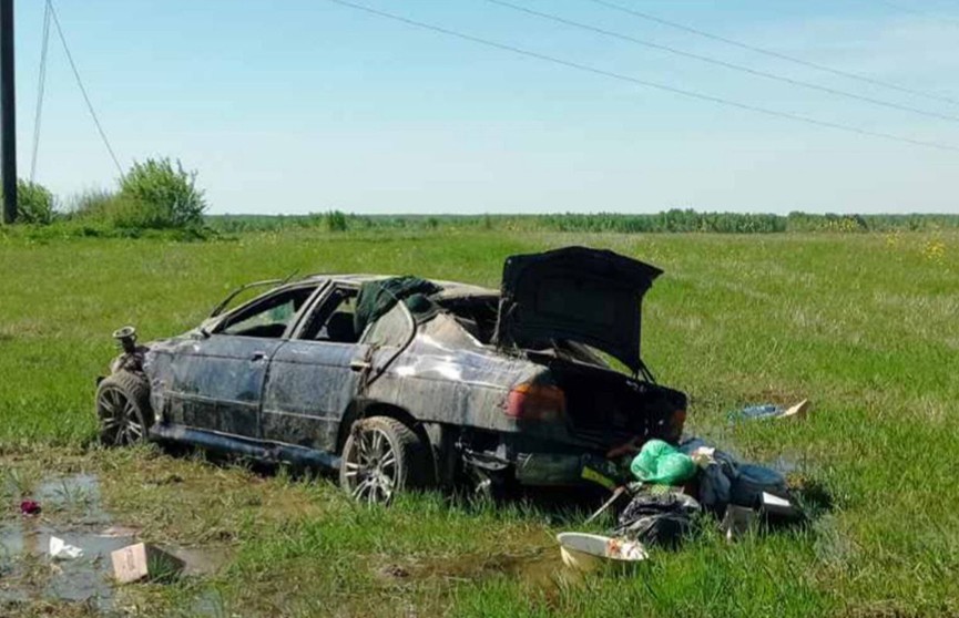 Под Толочином BMW съехал в кювет и опрокинулся – погибла пассажирка