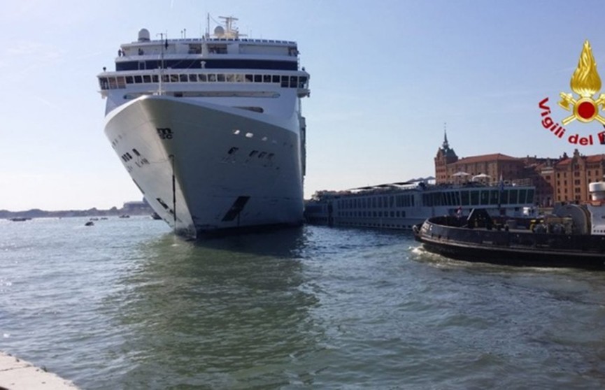 Круизный лайнер столкнулся с прогулочным судном в Венеции
