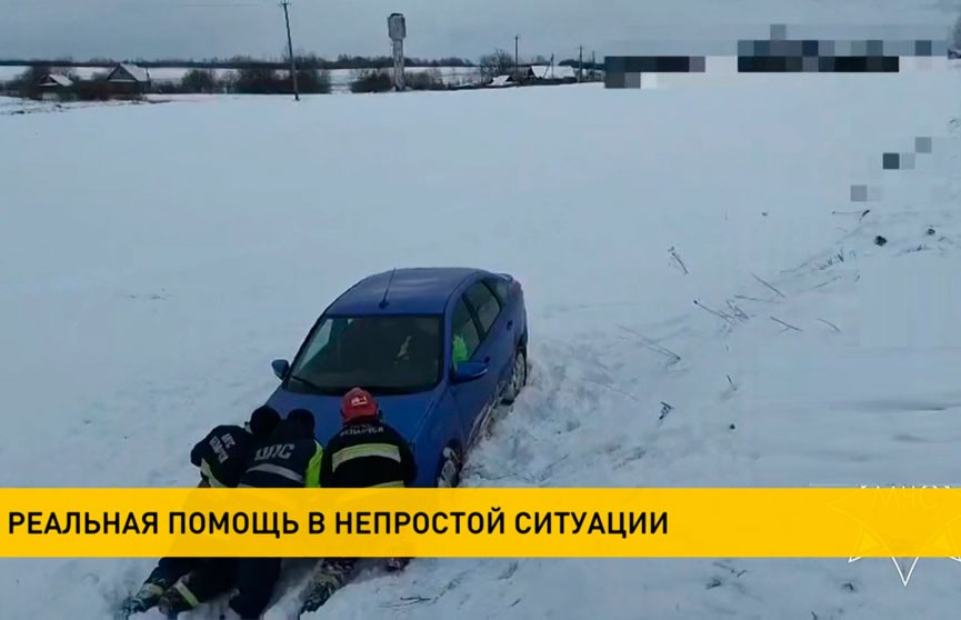 В Ушачском районе сотрудники МЧС и ГАИ помогли женщине с ребенком выбраться из снежного плена