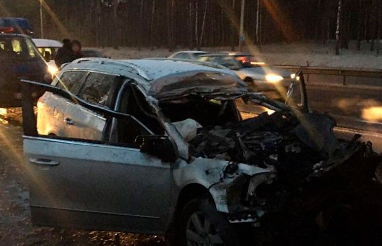 Volkswagen столкнулся с грузовиком под Минском: водитель легковушки погиб