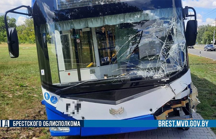 Троллейбус с 20 пассажирами вылетел на тротуар после ДТП в Бресте