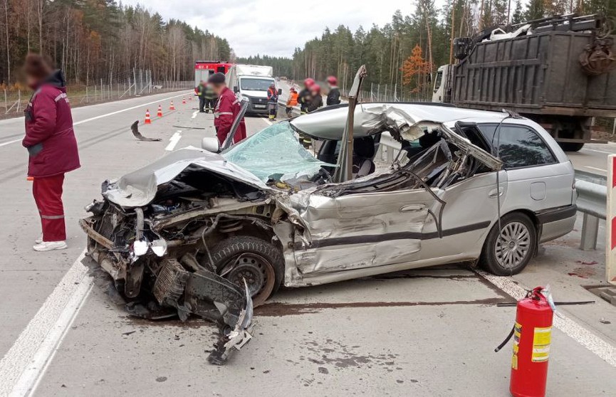 Легковушка въехала в автомобиль дорожной службы в Логойском районе, погиб человек