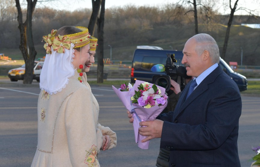 «А говорят, что мы не умеем делать ткани»: Лукашенко оценил белорусскую одежду в Витебске