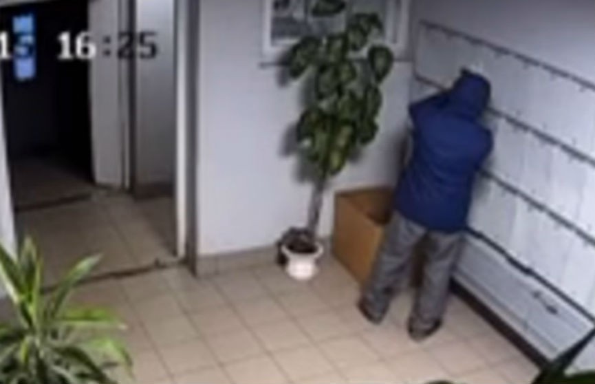 Мужчина запенил дверь квартиры милиционера в Минске. Возбуждено уголовное дело