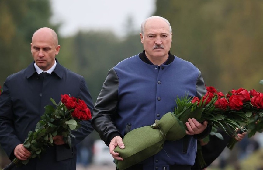 Лукашенко возложил цветы к монументу «Непокоренный человек» и Вечному огню у мемориала «Кладбище деревень»