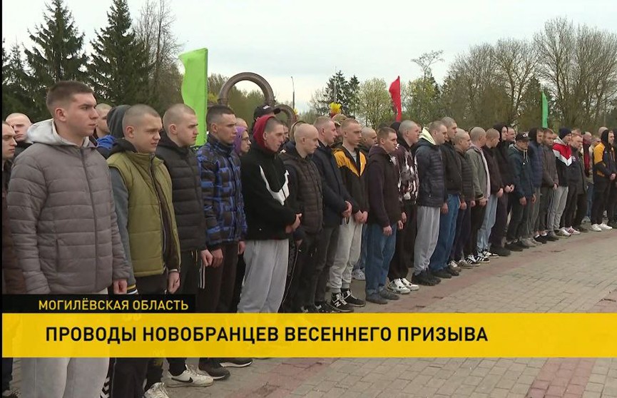 В Беларуси продолжается отправка призывников на срочную службу