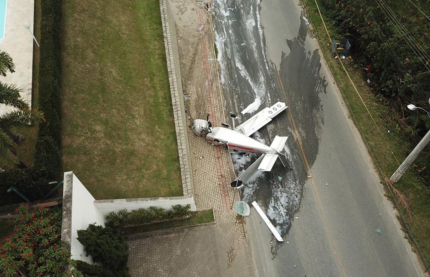 Самолет упал на проезжую часть в Бразилии (ВИДЕО)