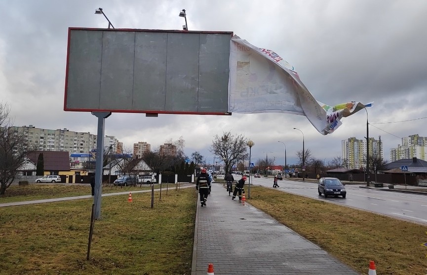 Сильный ветер повалил кирпичный забор на автомобили в Барановичах
