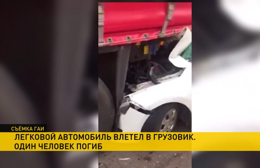 Смертельное ДТП под Минском: легковушка влетела в стоящий на обочине грузовик