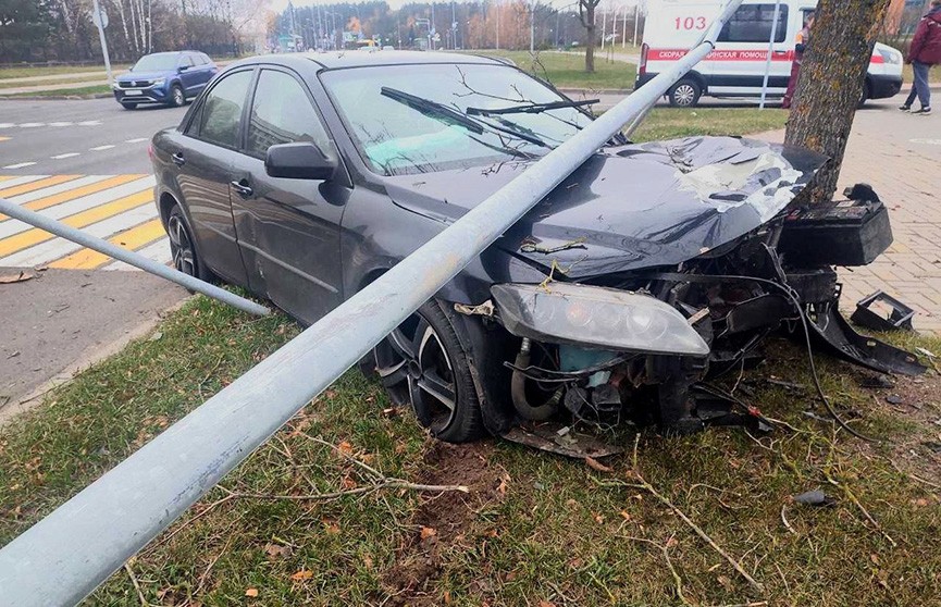 В Минске Mazda врезалась сначала в фонарь, потом в дерево