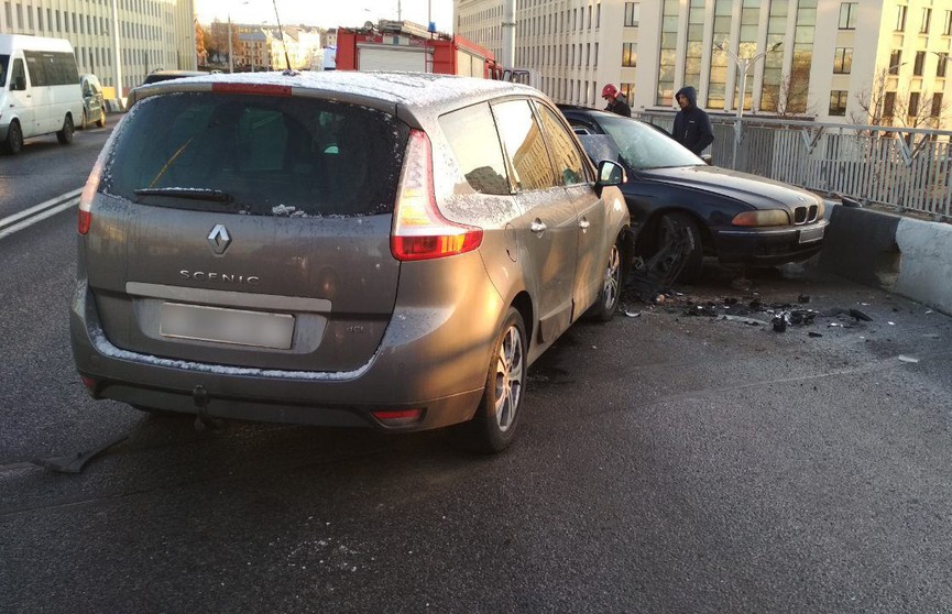 Жуткая авария в центре Минска: пассажир БМВ оказался заблокирован