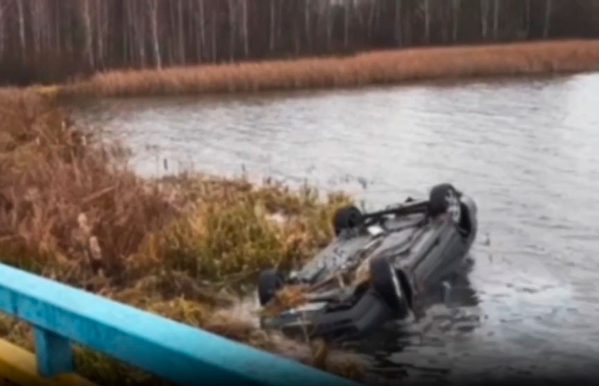 В Гродненской области автомобиль утонул в озере: водитель погиб