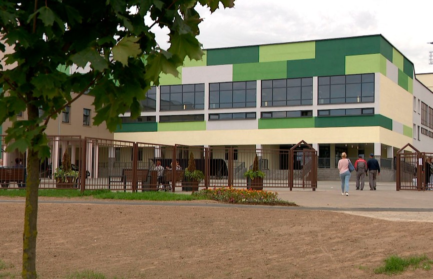 Бассейн, два спортзала, кулинарные мастерские: новая школа открывается в Лошице
