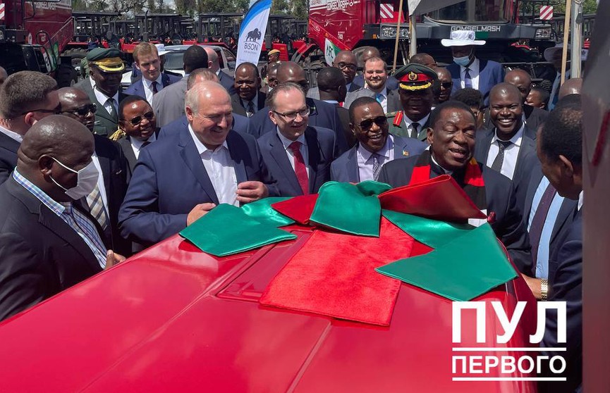 Лукашенко и Мнангагва обменялись необычными подарками в Зимбабве