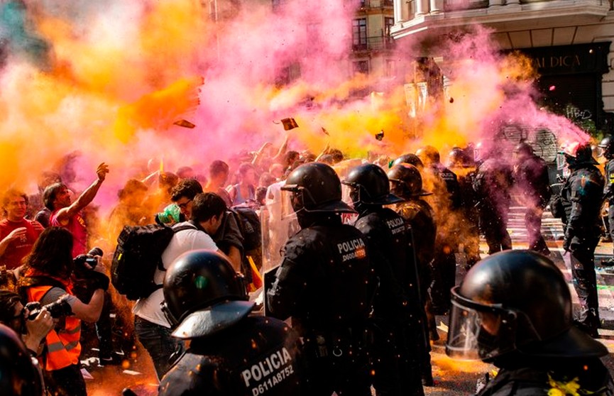 «Красочные» протесты в Барселоне (ФОТО)