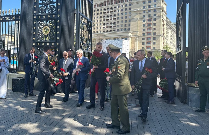 Крутой возложил венок и цветы к Могиле Неизвестного Солдата в Москве
