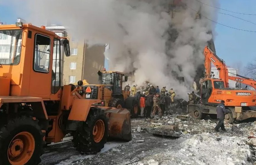 Семь человек погибли после взрыва газа с обрушением пяти этажей дома на Сахалине