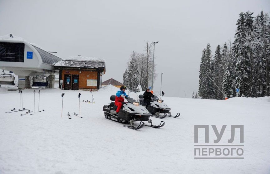 Фотофакт: Лукашенко и Путин катаются на лыжах и на снегоходах