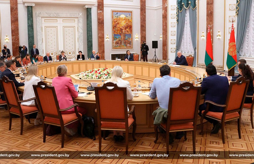 Лукашенко о потере независимости: Кому я отдал часть суверенитета, чтобы остаться у власти?