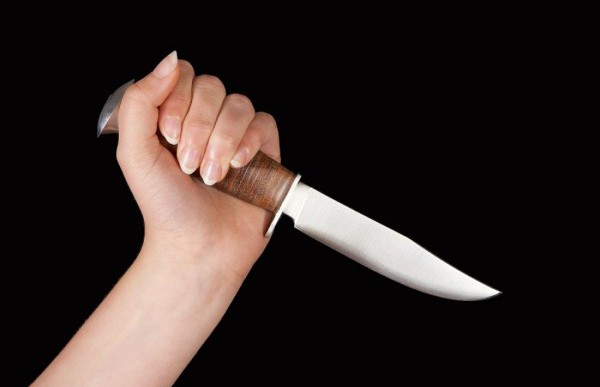 Пьяная девушка с ножом напала на пенсионера в Калинковичах