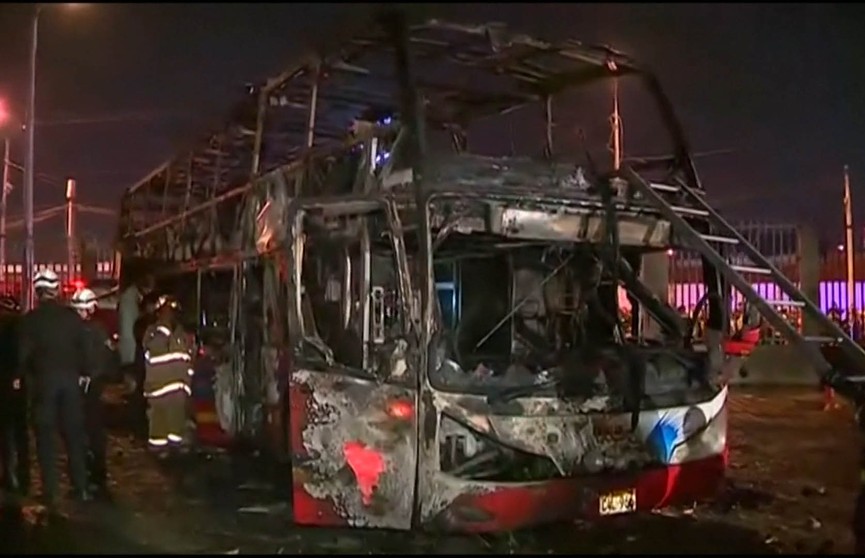 Двухэтажный автобус с туристами сгорел в Перу: 20 человек погибли
