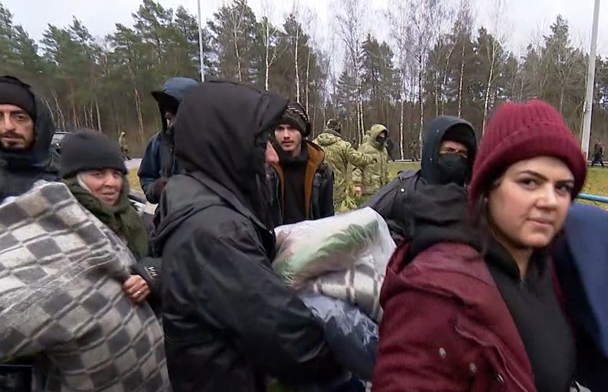 Беженцы покинули стихийный лагерь в лесу и переместились в логистический центр