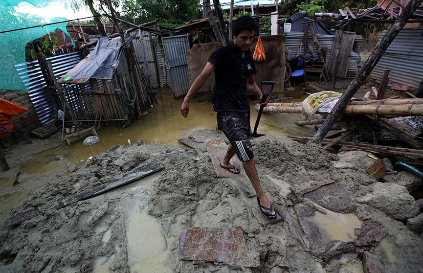 Минимум десять человек погибли из-за наводнения в Южной Америке