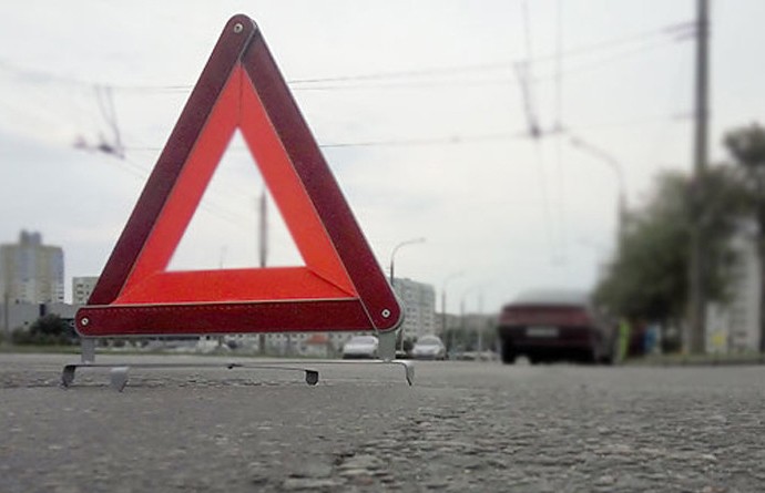В Минске мотоциклист врезался в остановившуюся на перекрестке легковушку