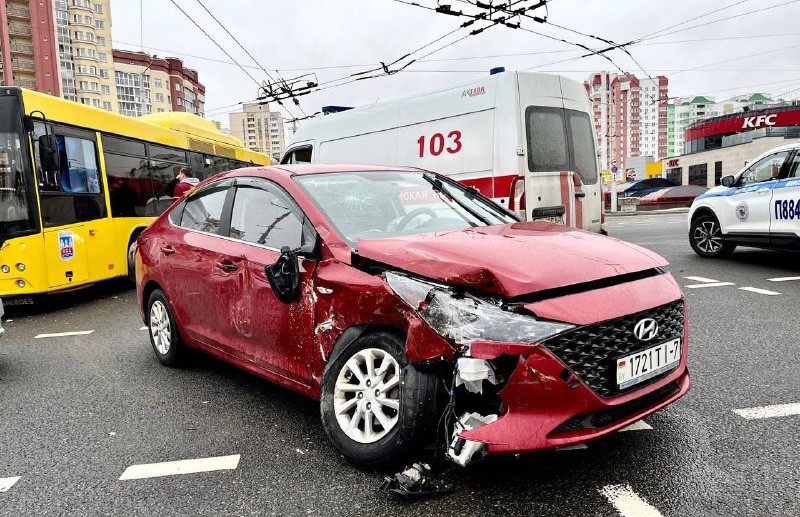 Женщина за рулем легковушки врезалась в автобус в Минске
