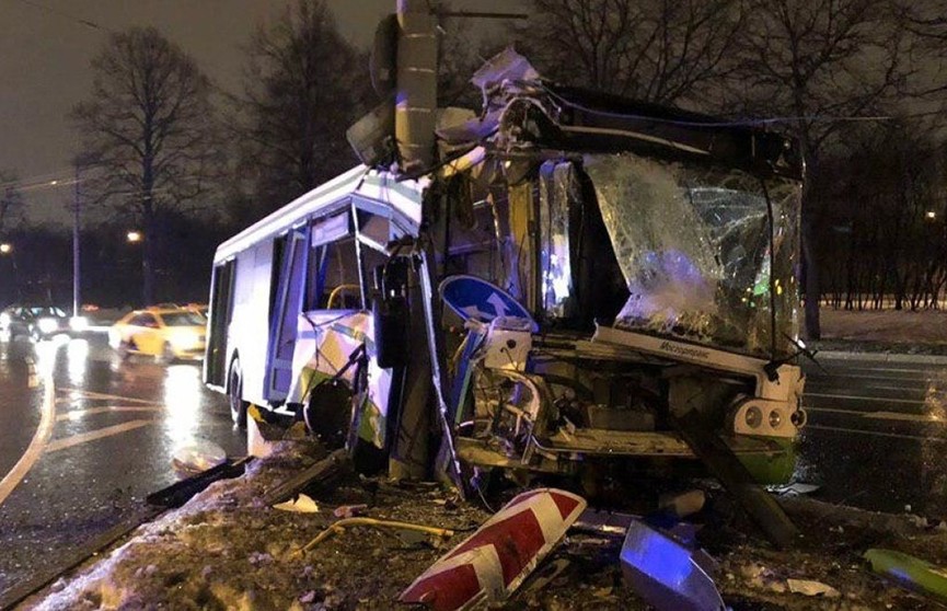 Пассажирский автобус столкнулся с фонарным столбом в Москве (Фото)