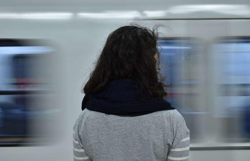 Пассажирка метро увлеклась телефоном и упала под прибывающий поезд в Испании