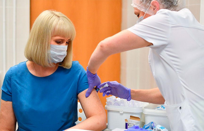 Вакцинация жителей от коронавируса началась в Москве