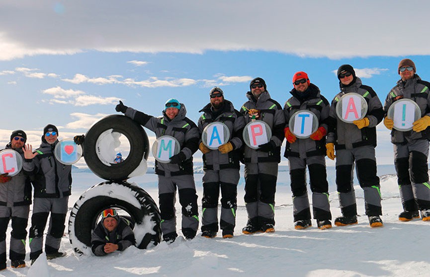 Участники антарктической экспедиции оригинально поздравили белорусок с 8 Марта