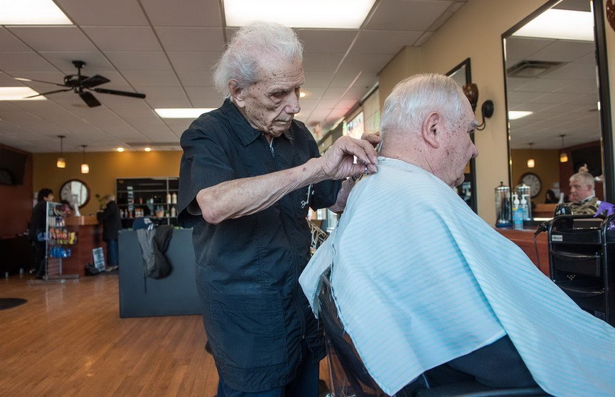 Самому старому в мире парикмахеру в этом году исполнилось 107 лет