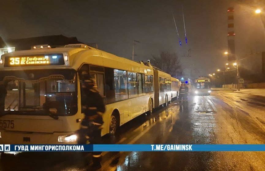 В Минске автобус сбил насмерть водителя троллейбуса, которая вышла поправить дуги токоприемника. Возбуждено уголовное дело